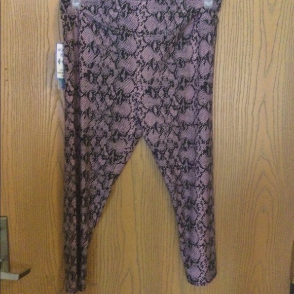 𝅺READY to go purple snakeskin capri 1x new  never worn A-14 - Picture 2 of 3